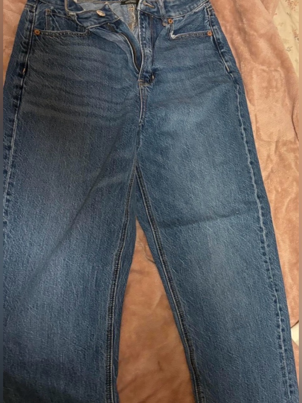 Size 2 American eagle jeans, super cute!! Straight leg jeans